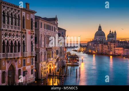 Canal Grande di notte con la Basilica di Santa Maria della Salute, Venezia, Italia Foto Stock