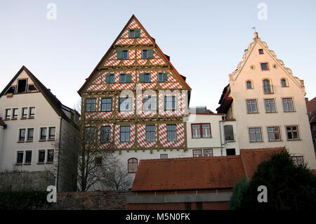 Meravigliosi edifici in Ulm's Fischerviertel, del pescatore e Tanner il trimestre, in una giornata di sole con un cielo azzurro in Baden-Wurtemmburg Baviera Germania Foto Stock