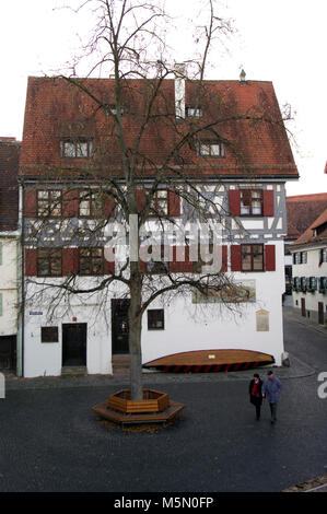 Meravigliosi edifici in Ulm's Fischerviertel, del pescatore e Tanner il trimestre, in una giornata di sole con un cielo azzurro in Baden-Wurtemmburg Baviera Germania Foto Stock