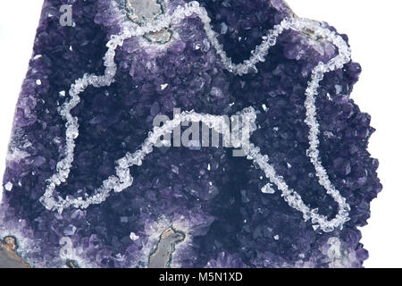 Quarzo trasparente Tumbled Chips collana presentati su ametista geode isolati su sfondo bianco Foto Stock