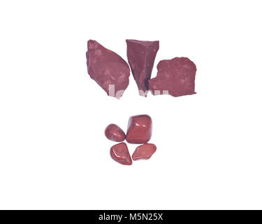 Diaspro Rosso pezzi naturale dal Madagascar e barilate diaspro rosso pietre dal Brasile isolato su sfondo bianco Foto Stock