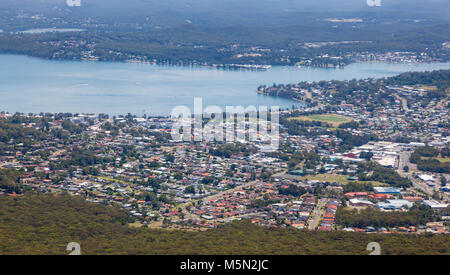 Una veduta aerea guardando verso sud al Warner's Bay sul lago Macquarie Newcastle Australia mostra residenziale e zona commerciale vicino a Australia ampia Foto Stock