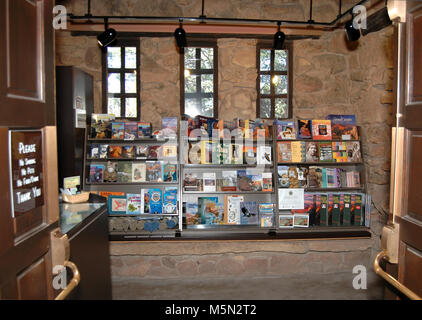 Parco Nazionale del Grand Canyon Tusayan Museum . Il Grand Canyon Associazione Bookstore di Tusayan Museum. Una visita al museo di Tusayan fornisce uno sguardo nel Pueblo vita indiana al Grand Canyon circa 800 anni fa. L'ingresso è gratuito. Questa era una fiorente comunità come illustrato mediante le sue ceramiche, punte di frecce ed altri manufatti di uso domestico. Tusayan il museo è aperto tutti i giorni dalle 9:00 alle 5:00, e si trova a 3 miglia (5 km) a ovest Foto Stock