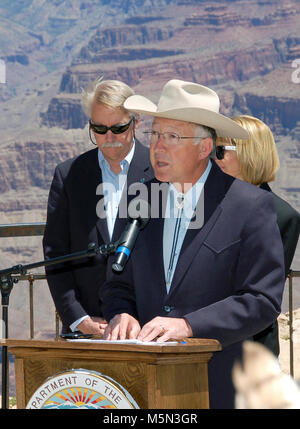 Giugno , segretario Salazar il Grand Canyon Annuncio . Il 20 giugno 2011, segretario degli interni Ken Salazar è unita al Mather Point anfiteatro nel Parco Nazionale del Grand Canyon dal direttore BLM Bob Abbey National Park Service Direttore Jon Jarvis, e US geological survey Direttore Marcia McNutt. In questo video, i tre direttori, a sua volta, indirizzo pubblico, poi, Segretario Salazar risponde a domande poste dai media. Nel commento per quanto riguarda Foto Stock