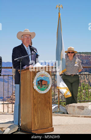 Giugno , segretario Salazar il Grand Canyon Annuncio . Il 20 giugno 2011, segretario degli interni Ken Salazar è unita al Mather Point anfiteatro nel Parco Nazionale del Grand Canyon dal direttore BLM Bob Abbey National Park Service Direttore Jon Jarvis, e US geological survey Direttore Marcia McNutt. In questo video, i tre direttori, a sua volta, indirizzo pubblico, poi, Segretario Salazar risponde a domande poste dai media. Nel commento per quanto riguarda Foto Stock