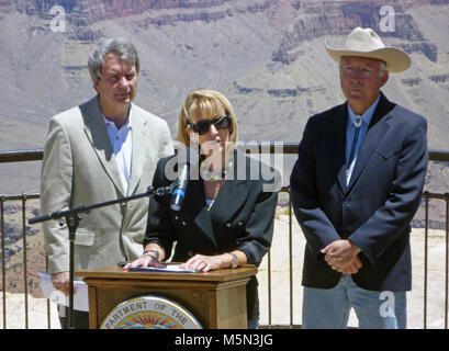 Giugno , segretario Salazar il Grand Canyon Annuncio . Il 20 giugno 2011, segretario degli interni Ken Salazar è unita al Mather Point anfiteatro nel Parco Nazionale del Grand Canyon dal direttore BLM Bob Abbey National Park Service Direttore Jon Jarvis, e US geological survey Direttore Marcia McNutt. In questo video, i tre direttori, a sua volta, indirizzo pubblico, poi, Segretario Salazar risponde a domande poste dai media. Nel commento per quanto riguarda Foto Stock