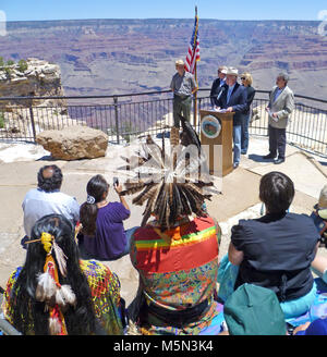 Giugno , segretario Salazar il Grand Canyon Annuncio . Il 20 giugno 2011, segretario degli interni Ken Salazar è unita al Mather Point anfiteatro nel Parco Nazionale del Grand Canyon dal direttore BLM Bob Abbey National Park Service Direttore Jon Jarvis, e US geological survey Direttore Marcia McNutt. In questo video, i tre direttori, a sua volta, indirizzo pubblico, poi, Segretario Salazar risponde a domande poste dai media. Nel commento per quanto riguarda Foto Stock