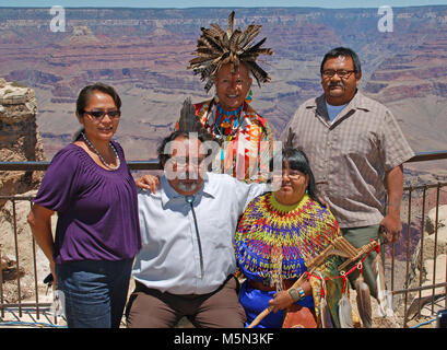 Giugno , segretario Salazar il Grand Canyon Annuncio . Il 20 giugno 2011, segretario degli interni Ken Salazar è unita al Mather Point anfiteatro nel Parco Nazionale del Grand Canyon dal direttore BLM Bob Abbey National Park Service Direttore Jon Jarvis, e US geological survey Direttore Marcia McNutt. In questo video, i tre direttori, a sua volta, indirizzo pubblico, poi, Segretario Salazar risponde a domande poste dai media. Nel commento per quanto riguarda Foto Stock