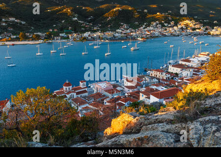 Vista di Poros Island e Galatas villaggio nel Peloponneso, Grecia. Foto Stock