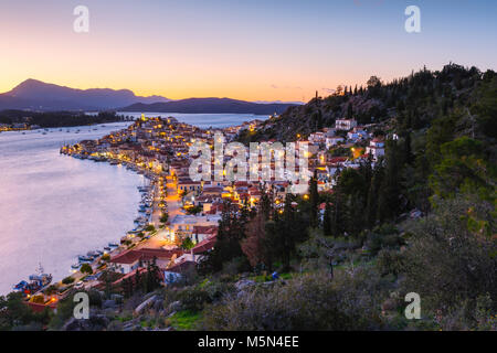 Vista di Poros Island e le montagne della penisola del Peloponneso in Grecia. Foto Stock