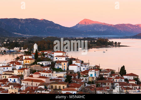 Vista di Poros Island e le montagne della penisola del Peloponneso in Grecia. Foto Stock