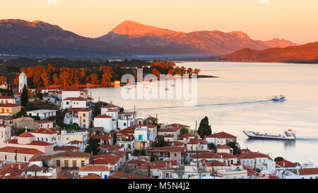 Vista di Poros Island e le montagne della penisola del Peloponneso in Grecia. Foto Stock