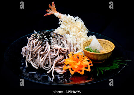 In stile giapponese Udon Tempura grande cena adibiti alla pesca di gamberetti Foto Stock