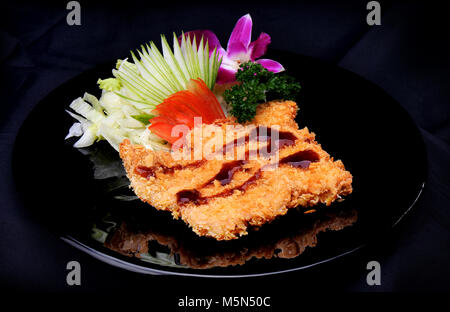 Giapponese Tonkatsu friggere la carne di maiale con insalata yammy oishi Foto Stock