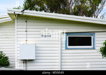 Una vista di 2015 strada di un cottage di vacanza Weatherboard chiamato Camelot nel nuovo Galles del Sud, Australia. La casa è stata da allora ristrutturata Foto Stock