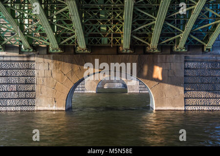 Ponte di Cechuv a Praga Repubblica Ceca. costruzione ponte e dettaglio di archi e pilastri Foto Stock