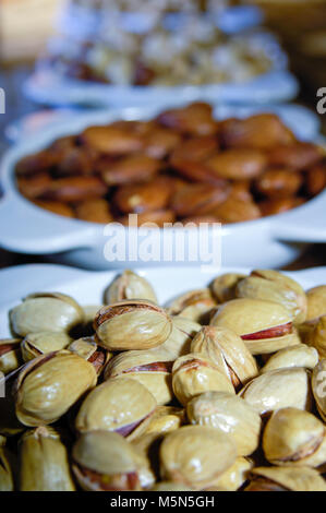 Mandorle e Pistacchi, anacardi Mix di dadi in piastre bianche Foto Stock