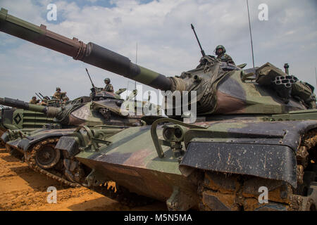 Un Royal Thai M60A1 battaglia serbatoio è posizionata per una foto di gruppo durante un combinato di armi fuoco vivo esercizio come parte di esercizio Cobra oro 18, Ban Chan Krem, Thailandia, dal 23 febbraio, 2018. Cobra Gold 18 è un esercizio annuale condotta nel Regno di Thailandia e corre da Feb. 13-23 con sette nazioni partecipanti. (U.S. Marine Corps foto di Sgt. Rebecca L. Floto) Foto Stock