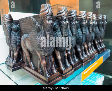 Uomo-guidato, alato bull (lamassu) bookends, nel British Museum (dedicato alla storia umana, arte e cultura), negozio di articoli da regalo. Londra, Inghilterra, Regno Unito. Foto Stock