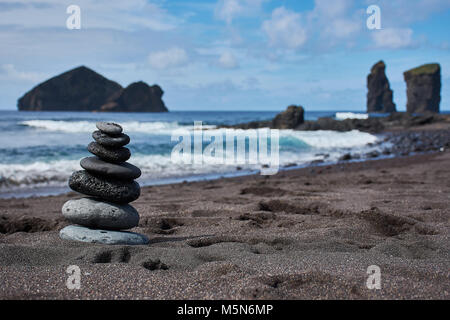 Zen Stone tower presso Mosteiros spiaggia con le rocce vulcaniche in Sao Miguel Azzorre Foto Stock