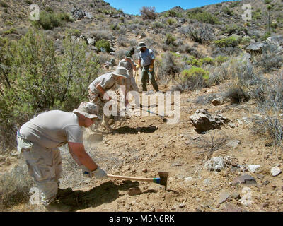 Conservazione della gioventù Corps (YCC) stagisti sentiero facendo i lavori per la costruzione di un . Foto Stock