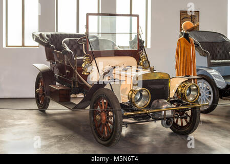 Malaga, Spagna - 7 Dicembre 2016: Vintage Antique 1906 Jackson USA auto visualizzato a Malaga Automobile Museum in Spagna. Foto Stock