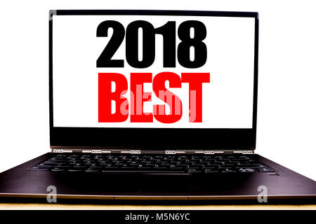 Il testo scritto a mano che mostra 2018 Migliore. Il concetto di Business scrittura scelta per la recensione scritta sul monitor lo schermo anteriore, sfondo bianco con vista dallo spazio. Foto Stock