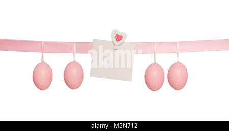 Pasqua rosa impiccato uova con biglietto di auguri mock up , isolato su sfondo bianco Foto Stock