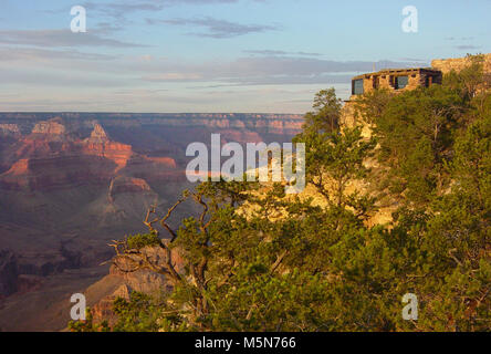 Yavapai Museo di Geologia Grand Canyon . Tramonto al museo. Come è vecchio il canyon? In che modo ha la forma? La espone a Yavapai Museo di geologia (anche noto come l'Yavapai stazione di osservazione) rispondere a queste e ad altre domande di geologia. Visualizza includono modelli tridimensionali, potente fotografie, e mostra che il parco permettono ai visitatori di vedere e comprendere la complessa storia geologica dell'area. Questo edificio storico si trova uno Foto Stock