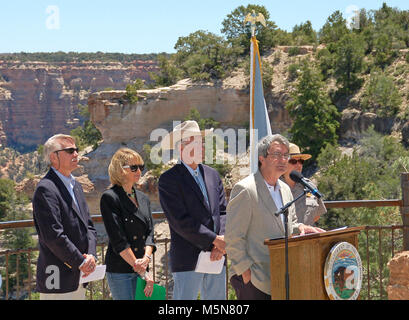 Giugno , segretario Salazar il Grand Canyon Annuncio . Il 20 giugno 2011, segretario degli interni Ken Salazar è unita al Mather Point anfiteatro nel Parco Nazionale del Grand Canyon dal direttore BLM Bob Abbey National Park Service Direttore Jon Jarvis, e US geological survey Direttore Marcia McNutt. In questo video, i tre direttori, a sua volta, indirizzo pubblico, poi, Segretario Salazar risponde a domande poste dai media. Nel commento per quanto riguarda Foto Stock