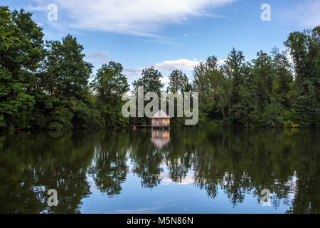 Lago delle Alpi con pescatori bungalow Foto Stock