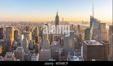 New York skyline della città con grattacieli urbani al tramonto, STATI UNITI D'AMERICA. Foto Stock