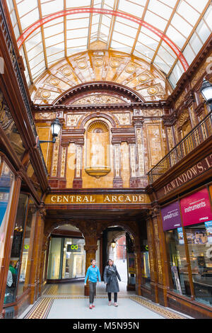 Newcastle Inghilterra città architettura, vista dell'interno dell'arcata centrale di Newcastle upon Tyne city centre, Tyne and Wear, Inghilterra Foto Stock