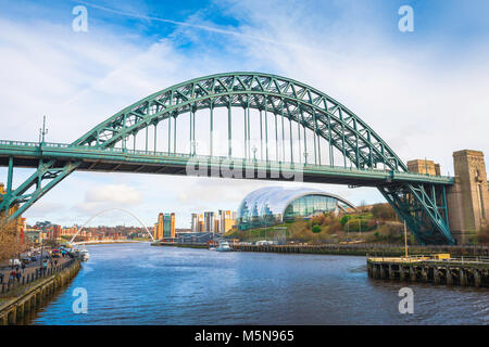 Ponte di Newcastle, vista dell'iconico Tyne Bridge con l'edificio Glasshouse e Millennium Bridge in lontananza, Inghilterra, Regno Unito Foto Stock