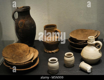 Medioevo. Il gruppo di oggetti di ceramica (brocche, tazze, piatti, ecc.) appartenenti ad una comunità Beguine. Stolkgasse. Il XIII secolo. Museo Roman-Germanic. Colonia. Germania. Foto Stock