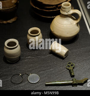 Medioevo. Il gruppo di oggetti di ceramica (brocche, tazze, ecc.) appartenenti ad una comunità Beguine. Stolkgasse. Il XIII secolo. Museo Roman-Germanic. Colonia. Germania. Foto Stock