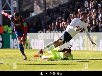 Tottenham Hotspur's dele Alli sembra andare giù durante il match di Premier League a Selhurst Park, Londra. Foto Stock