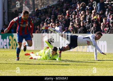 Tottenham Hotspur's dele Alli sembra andare giù durante il match di Premier League a Selhurst Park, Londra. Foto Stock