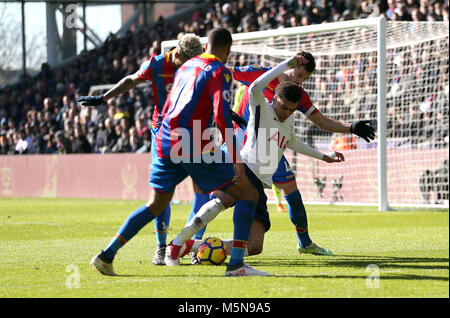 Tottenham Hotspur's dele Alli sembra andare giù con pressione da Crystal Palace giocatori durante il match di Premier League a Selhurst Park, Londra. Foto Stock