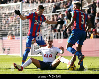 Tottenham Hotspur's dele Alli sembra andare giù con pressione da Crystal Palace giocatori durante il match di Premier League a Selhurst Park, Londra. Foto Stock