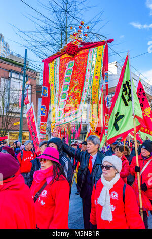 Hoy cinese Ping Associazione benevola marzo con bandiere, nuovo anno lunare cinese Parade, Chinatown, Vancouver, British Columbia, Canada. Foto Stock