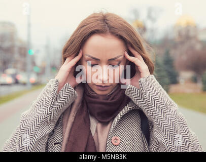 Ritratto sottolineato triste giovane donna all'esterno. Città urban life style lo stress Foto Stock