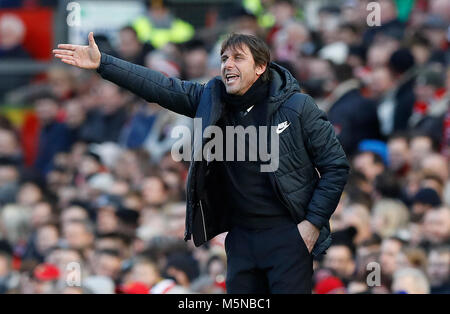 Chelsea manager Antonio Conte e il Manchester United manager Jose Mourinho (sinistra) sul perimetro durante il match di Premier League a Old Trafford, Manchester. Restrizioni: solo uso editoriale nessun uso non autorizzato di audio, video, dati, calendari, club/campionato loghi o 'live' servizi. Online in corrispondenza uso limitato a 75 immagini, nessun video emulazione. Nessun uso in scommesse, giochi o un singolo giocatore/club/league pubblicazioni. Foto Stock