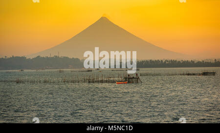 Vulcano Mayon, Donsol, Filippine Foto Stock