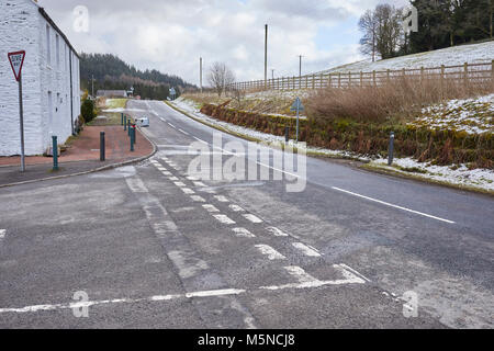 Guardando verso sud est al bivio per Bentpath sulla B709. Wheelie battente-bin Foto Stock