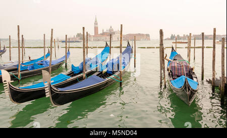 Gruppo gondole nei canali di Venezia in Italia Foto Stock