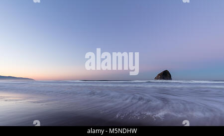 Mattinata a Haystack Rock in Città del Pacifico, Oregon Foto Stock