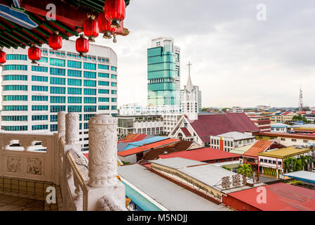 Vista di Sibu skyline della città con la Chiesa e la torre Foto Stock