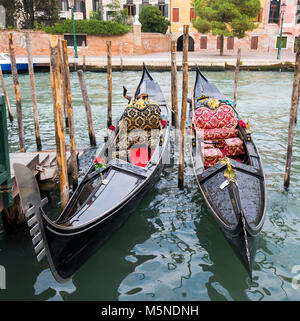 Gruppo gondole nei canali di Venezia in Italia Foto Stock