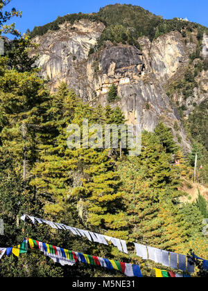 Paro, Bhutan. Tiger's Nest monastero dal Midway fino il sentiero. Foto Stock